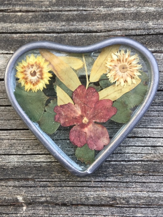 Jewelry - Pewter framed pressed flower pin